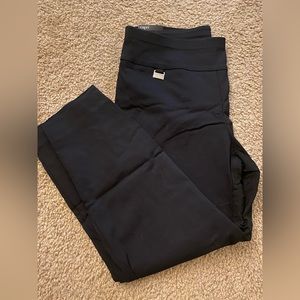 Alfani tummy control black pull on capris, size 6. NWT